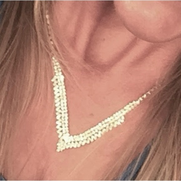 Captivating Glamorous V Shaped Adjustable Diamond Necklace is a true showstopper - Picture 2 of 2